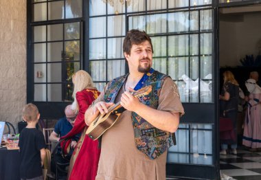 Petah Tikva, İsrail, 18 Nisan 2025: İsrail 'in Petah Tikva kentindeki bahar şövalyeleri festivalinde Ukulele minyatür Hawaii gitarı çalan adam