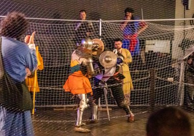 Petah Tikva, İsrail, 18 Nisan 2025: Ortaçağ şövalyeleri gibi giyinmiş dövüşçüler İsrail 'in Petah Tikva şehrindeki bir bahar şövalye festivalinde kılıç dövüşü yapıyorlar