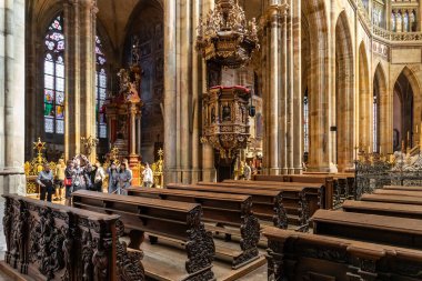 Prag, Çek Cumhuriyeti, 14 Mayıs 2024: Çek Cumhuriyeti 'nin Prag kentindeki St. Vitus Katedrali' nin ana salonunda ibadet edenler için ahşap sıralar