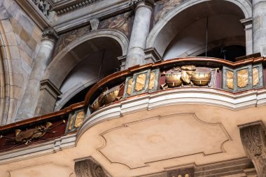 Prag, Çek Cumhuriyeti, 14 Mayıs 2024: Çek Cumhuriyeti 'nin Prag kentindeki St. Vitus Katedrali' nde orkestra üyeleri için dekore edilmiş balkon