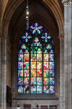 Prag, Çek Cumhuriyeti, 14 Mayıs 2024: Çek Cumhuriyeti 'nin Prag kentindeki Aziz Vitus Katedrali' nin penceresindeki büyük dekoratif vitray pencere