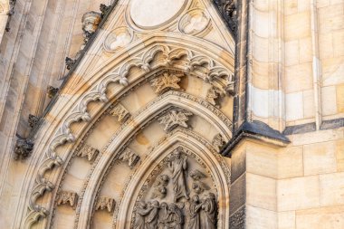 Prag, Çek Cumhuriyeti, 14 Mayıs 2024: Çek Cumhuriyeti Prag 'daki Aziz Vitus Katedrali' nin ana cephesinin taş oymaları ve sıva kısmıyla süslenmiş