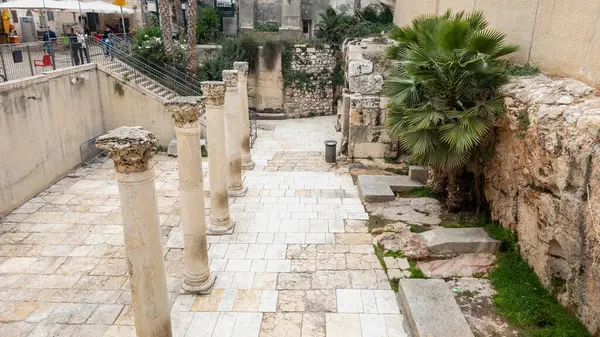 Kudüs, İsrail, 05 Ocak 2025: İsrail 'in Eski Kudüs kentindeki HaKardo Sokağı' ndaki antik bir sütundan geriye kalanlar