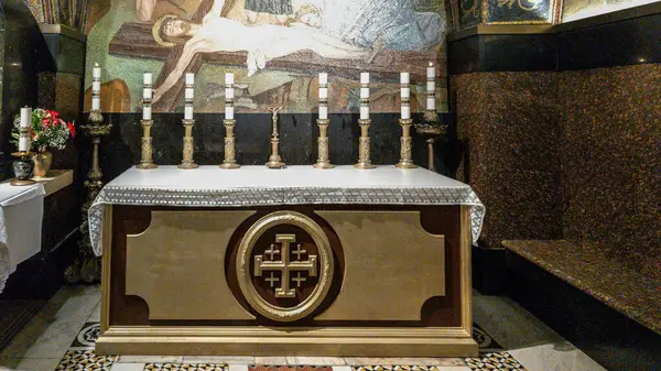 Kudüs, İsrail, 5 Ocak 2025: İsrail 'in Kudüs şehrindeki Kutsal Mezar Kilisesi' nde Golgotha 'ya dokunabileceğiniz üst salondaki sunak.