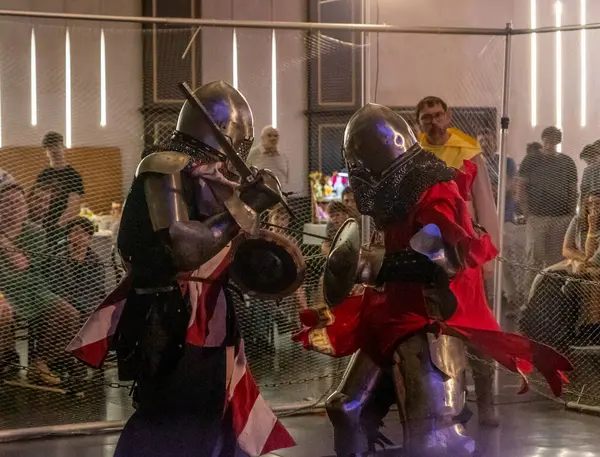 Petah Tikva, İsrail, 18 Nisan 2025: Ortaçağ şövalyeleri gibi giyinmiş dövüşçüler İsrail 'in Petah Tikva kentinde düzenlenen bahar şövalye festivalinde kılıçla yarışıyorlar