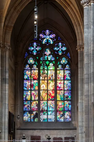 Prag, Çek Cumhuriyeti, 14 Mayıs 2024: Çek Cumhuriyeti 'nin Prag kentindeki Aziz Vitus Katedrali' nin penceresindeki büyük dekoratif vitray pencere