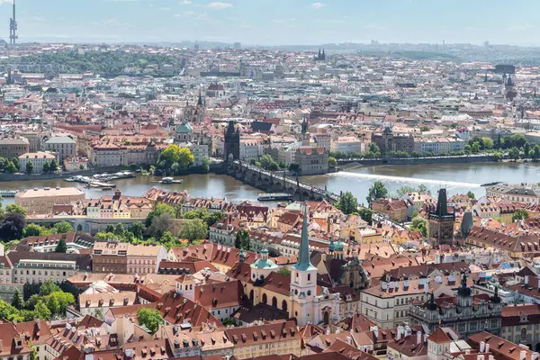 Prag, Çek Cumhuriyeti, 14 Mayıs 2024: Çek Cumhuriyeti 'nin Prag kentindeki Aziz Vitus Katedrali' nin çan kulesinden Vltava ve Eski Şehir manzarası