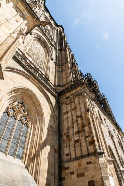 Prag, Çek Cumhuriyeti, 14 Mayıs 2024: Çek Cumhuriyeti 'nin Prag kentindeki Aziz Vitus Katedrali' nin yan cephesi yükseliyor