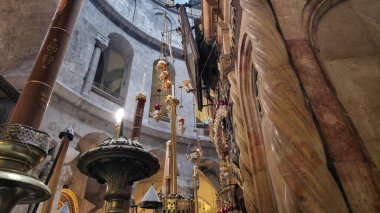 Kudüs, İsrail, 5 Ocak 2025: İsrail 'in Eski Kudüs kentindeki Kutsal Mezar Kilisesi' nin editörünün girişindeki dekorasyonlar