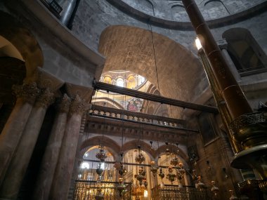 Kudüs, İsrail, 5 Ocak 2025: İsrail 'in Eski Kudüs kentindeki Kutsal Mezar Kilisesi' nin ana salonunun dekore edilmiş iç mekanı