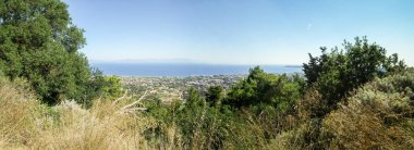 Akdeniz ve Yunanistan 'ın Rodos adasına bağlı Filerimos Manastırı' nın bulunduğu dağdan manzaraya bak.