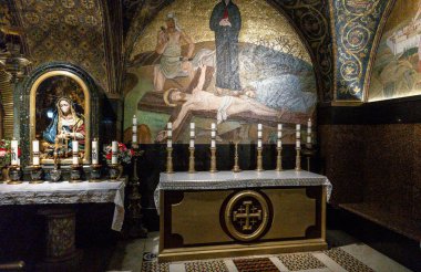 Kudüs, İsrail, 5 Ocak 2025: İsrail 'in Kudüs şehrindeki Kutsal Mezar Kilisesi' nde Golgotha 'ya dokunabileceğiniz üst salondaki sunak.