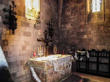 Ialysos, Yunanistan, 3 Temmuz 2011: Yunanistan 'ın Rodos adasındaki Filerimos manastırı içindeki ana sunak