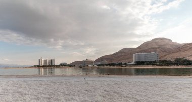 Ein Bokek, İsrail, 10 Şubat 2025: İsrail 'in güneyindeki Ein Bokek' te İsrail 'in Ölü Deniz kıyısındaki otellerin denizinden görüntü