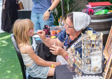 Petah Tikva, İsrail, 18 Nisan 2025: Usta İsrail 'de Petah Tikva' da düzenlenen bahar şövalye festivalinde kız yüzlerine resim çiziyor