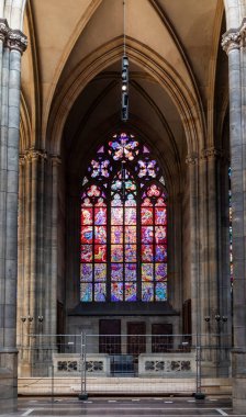 Prag, Çek Cumhuriyeti, 14 Mayıs 2024: Çek Cumhuriyeti 'nin Prag kentindeki Aziz Vitus Katedrali' nin penceresindeki büyük dekoratif vitray pencere