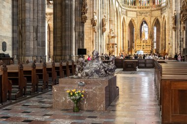 Prag, Çek Cumhuriyeti, 14 Mayıs 2024: Çek Cumhuriyeti 'nin Prag kentindeki Aziz Vitus Katedrali' nin ana salonunda heykelle süslenmiş Aziz Adalbert 'in mezarı