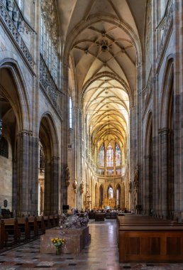 Prag, Çek Cumhuriyeti, 14 Mayıs 2024: Çek Cumhuriyeti Prag 'daki St. Vitus Katedrali' nin ana salonu