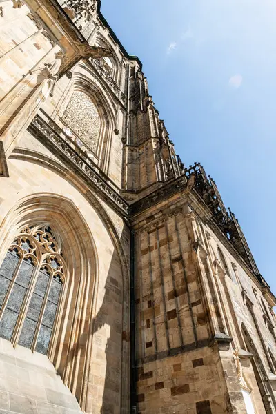 Prag, Çek Cumhuriyeti, 14 Mayıs 2024: Çek Cumhuriyeti 'nin Prag kentindeki Aziz Vitus Katedrali' nin yan cephesi yükseliyor