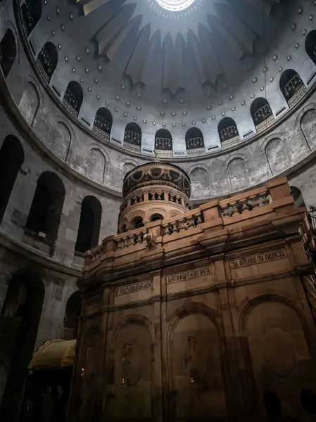 Kudüs, İsrail, 5 Ocak 2025: İsrail 'in Eski Kudüs kentindeki Kutsal Mezar Kilisesi' nin ana salonundaki Kutsal Kuvuklia