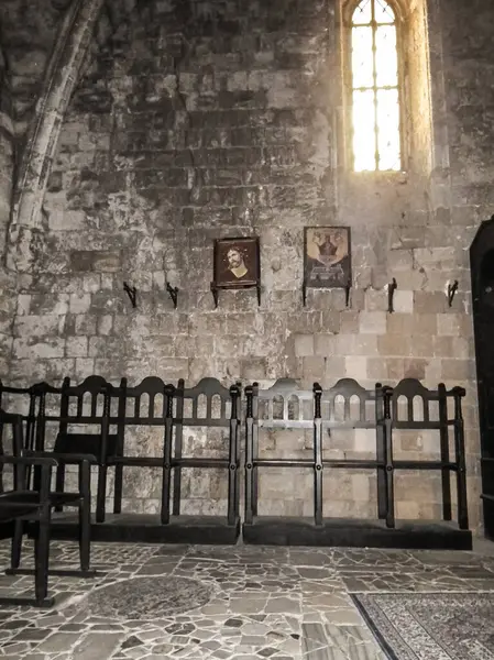 Ialysos, Yunanistan, 3 Temmuz 2011: Yunanistan 'ın Rodos adasındaki Filerimos manastır binasının iç salonu