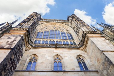 Prag, Çek Cumhuriyeti, 14 Mayıs 2024: Çek Cumhuriyeti 'nin Prag kentindeki Aziz Vitus Katedrali' nin yükselen yan cephesi