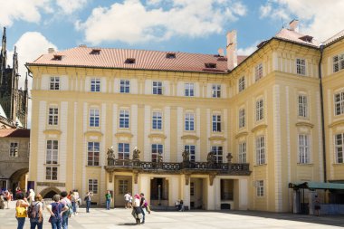 Prag, Çek Cumhuriyeti, 14 Mayıs 2024: Çek Cumhuriyeti Prag 'daki Eski Kraliyet Sarayı' nın ana cephesi