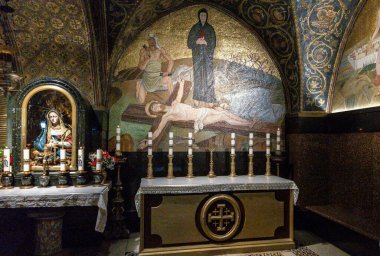 Kudüs, İsrail, 5 Ocak 2025: İsrail 'in Kudüs şehrindeki Kutsal Mezar Kilisesi' nde Golgotha 'ya dokunabileceğiniz üst salondaki sunak.