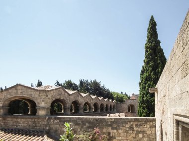 Ialysos, Yunanistan, 3 Temmuz 2011: Yunanistan 'ın Rodos adasındaki Filerimos manastırındaki iyi korunmuş avlu