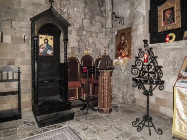 Ialysos, Yunanistan, 3 Temmuz 2011: Yunanistan 'ın Rodos adasındaki Filerimos manastır binasının iç salonu