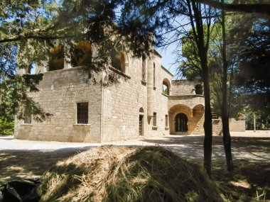 Ialysos, Yunanistan, 3 Temmuz 2011: Yunanistan 'ın Rodos adasındaki Filerimos manastırındaki iyi korunmuş avlu