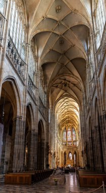 Prag, Çek Cumhuriyeti, 14 Mayıs 2024: Çek Cumhuriyeti Prag 'daki St. Vitus Katedrali' nin ana salonu