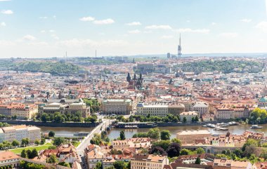 Prag, Çek Cumhuriyeti, 14 Mayıs 2024: Çek Cumhuriyeti Prag 'daki Aziz Vitus Katedrali' nin çan kulesinden Charles Köprüsü ve Eski Şehir manzarası