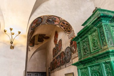 Prag, Çek Cumhuriyeti, 14 Mayıs 2024: Çek Cumhuriyeti 'nin Prag kentindeki Eski Kraliyet Sarayı' nın üst katındaki cephanelik odasının tavan ve duvarlarına kraliyet arması boyanmış.