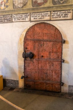 Prag, Çek Cumhuriyeti, 14 Mayıs 2024: Demirle bağlanmış büyük ahşap kapı Çek Cumhuriyeti 'ndeki Prag Kraliyet Sarayı' nın üst katında yer almaktadır.