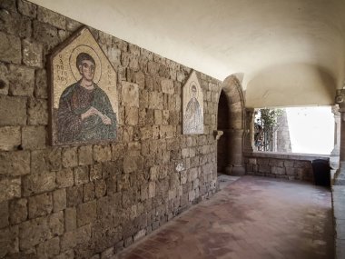 Ialysos, Yunanistan, 3 Temmuz 2011: Yunanistan 'ın Rodos adasındaki Filerimos manastırı altındaki kemerli koridorda mozaik ikleri
