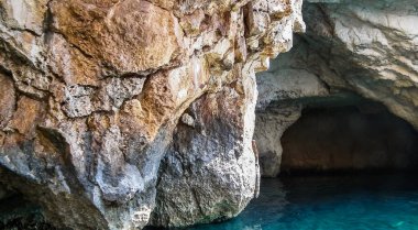 Malta 'daki Akdeniz' deki Blue Grotto 'nun doğal mucizesinin içinde.