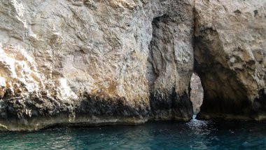 Malta 'daki Akdeniz' deki Mavi Mağara 'nın doğal mucizesinin içinde.