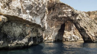 Mavi Grotto 'nun eşsiz güzelliği Malta' daki Akdeniz 'in doğal harikası.