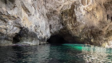Mavi Grotto 'nun eşsiz güzelliği. Malta' da Akdeniz 'de doğal bir mucize.