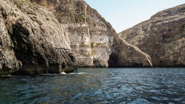 Mavi Grotto 'nun eşsiz güzelliği Malta' daki Akdeniz 'in doğal harikası.