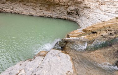 Küçük şelale, İsrail 'in güneyindeki Ölü Deniz' in yakınlarındaki Arugot Akıntısı Doğa Koruma Alanı 'nda göle akıyor.