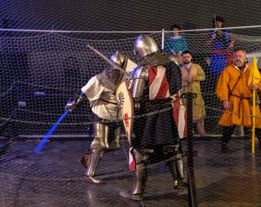 Petah Tikva, İsrail, 18 Nisan 2025: Ortaçağ şövalyeleri gibi giyinmiş dövüşçüler İsrail 'de Petah Tikva' da bahar şövalyeleri festivalinde kılıç dövüşü yapıyorlar.