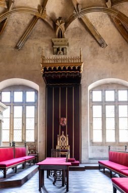 Prag, Çek Cumhuriyeti, 14 Mayıs 2024: Çek Cumhuriyeti Prag 'daki Eski Kraliyet Sarayı' nın taht odasındaki kraliyet tahtı