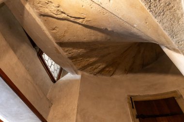 Prag, Çek Cumhuriyeti, 14 Mayıs 2024: Çek Cumhuriyeti Prag 'daki Eski Kraliyet Sarayı' nın üst katına çıkan taş sarmal merdiven