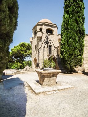 Ialysos, Yunanistan, 3 Temmuz 2011: Yunanistan 'ın Rodos adasındaki Filerimos manastırının avlusunda iyi korunmuş antik kuyu