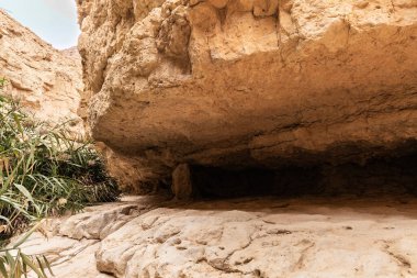 İsrail 'in güneyindeki Ölü Deniz yakınlarındaki Arugot Dağı' ndaki aşınma sonucu oluşan doğal geçit.
