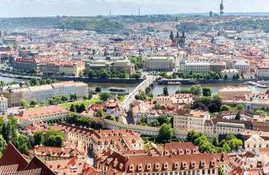 Prag, Çek Cumhuriyeti, 14 Mayıs 2024: Çek Cumhuriyeti Prag 'daki Aziz Vitus Katedrali' nin çan kulesinden Vltava ve Eski Şehir manzarası