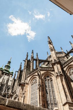 Prag, Çek Cumhuriyeti, 14 Mayıs 2024: Çek Cumhuriyeti Prag 'daki Aziz Vitus Katedrali' nin üst cephesi
