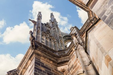 Prag, Çek Cumhuriyeti, 14 Mayıs 2024: Çek Cumhuriyeti 'nin Prag kentindeki St. Vitus Katedrali' nin dış duvarlarında Stucco dekorasyonları ve heykelleri